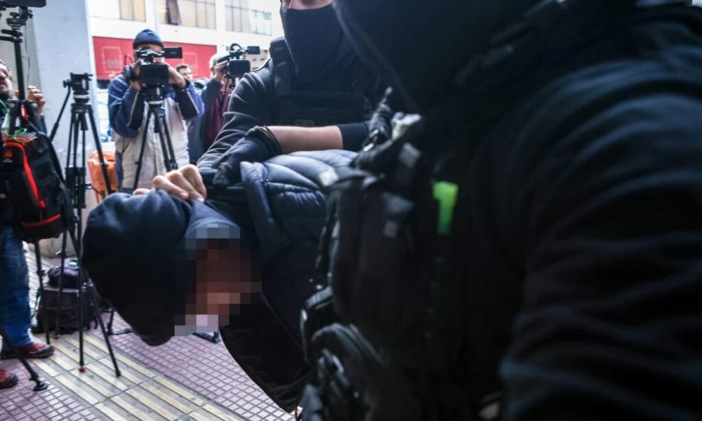 Ρέντη: Προθεσμία για να απολογηθεί πήρε ο 18χρονος για τον τραυματισμό του αστυνομικού -Με σκυμμένο το κεφάλι και αλεξίσφαιρο έφτασε στον ανακριτή (Βίντεο)